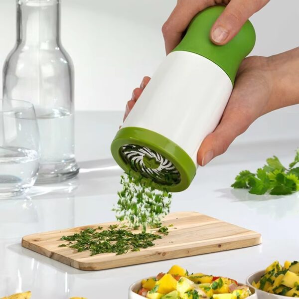 Manual Twist Herb &  Herb Mill Chopper Herb Grinder Spice Mill Parsley Shredder Chopper Fruit Vegetable Cutter New Creative Cooking Tools(random color)